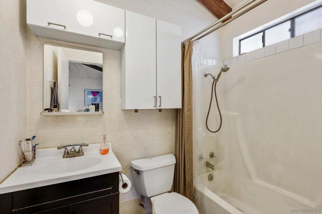 4426 MODEL A FORD LANE, El Cajon CA: https://media.crmls.org/mediaz/fb4f88e1-8033-4c3a-b924-30965a27b1f1.jpg
