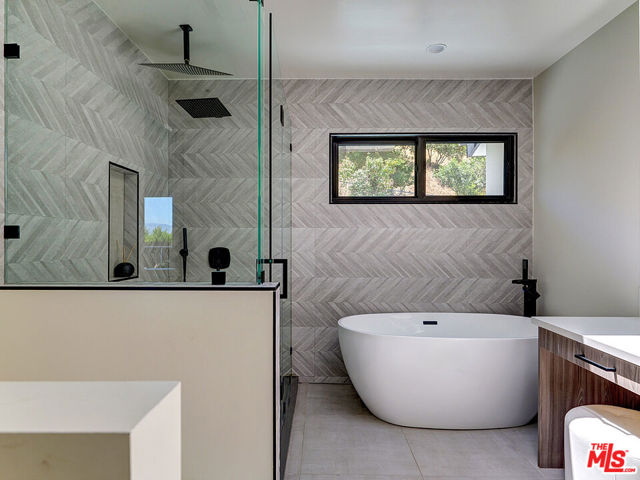8674 Edwin Drive, Los Angeles CA: https://media.crmls.org/mediaz/fb509f00-3b6e-4158-a12d-c7b6c39d62f7.jpg