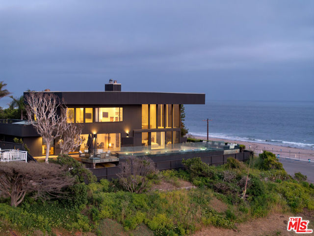 6463 Surfside Way, Malibu CA: https://media.crmls.org/mediaz/fb516621-756c-4764-935f-701ab5a0b831.jpg