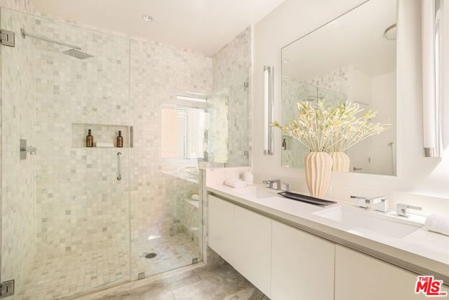 616 N Croft Avenue, West Hollywood CA: https://media.crmls.org/mediaz/fb52344a-0b1a-49aa-889f-0bb05276aeb6.jpg