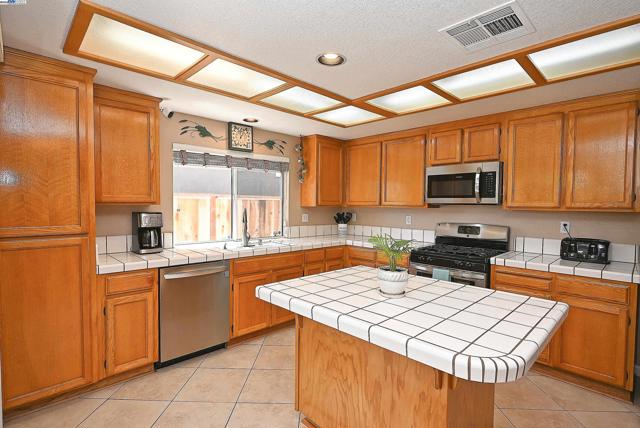 4525 Wolverine Way, Antioch CA: https://media.crmls.org/mediaz/fb529c8d-9bde-438a-8c7c-876231edac1d.jpg