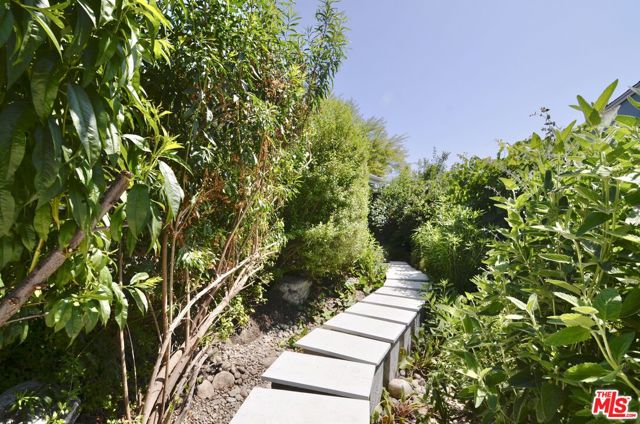 9342 Debra Avenue, North Hills CA: https://media.crmls.org/mediaz/fb52b4ee-8a50-40eb-b848-dfd6122cce74.jpg