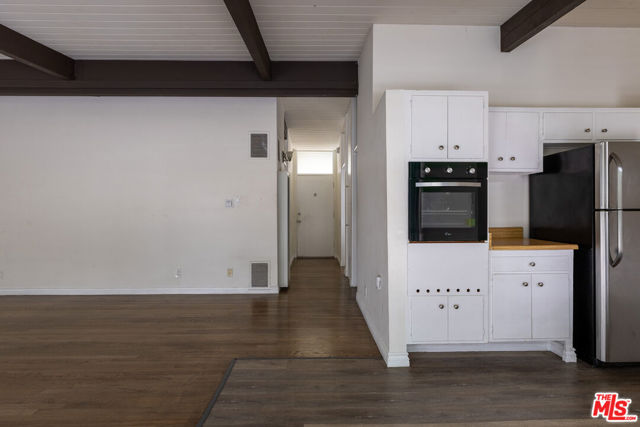 11133 Rose Avenue, Los Angeles CA: https://media.crmls.org/mediaz/fb534fe9-dc4f-45ee-977a-8962f67a285c.jpg