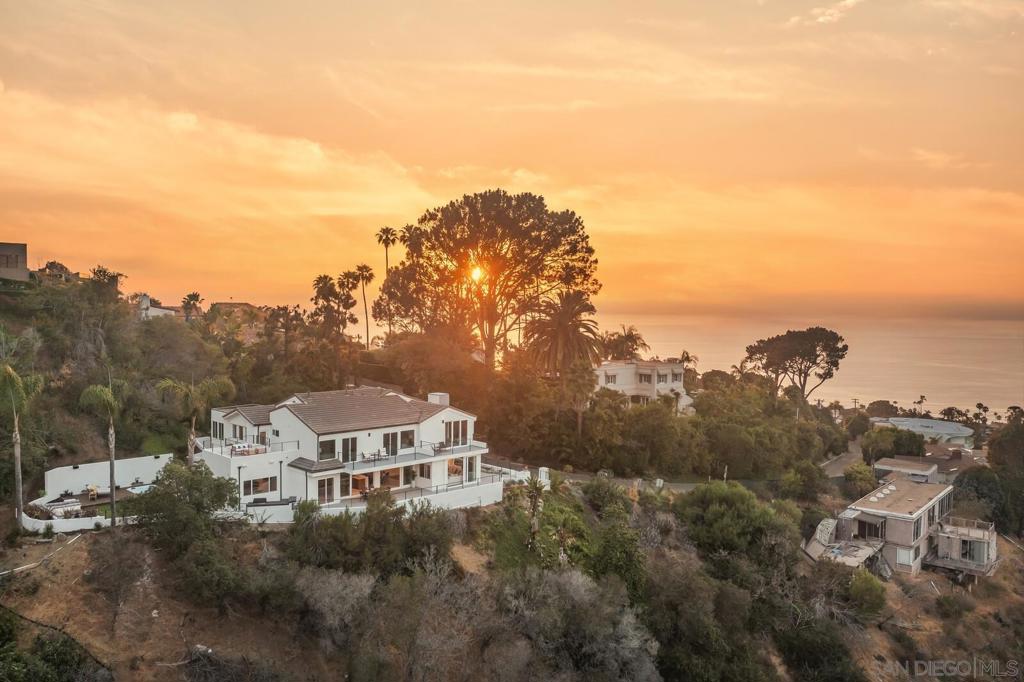 7585 Hillside Dr, La Jolla, CA 92037