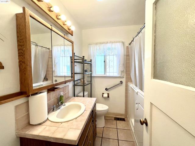 2526 64th Ave, Oakland CA: https://media.crmls.org/mediaz/fb53d829-8456-4370-b5bf-b1d49b8e9d5c.jpg