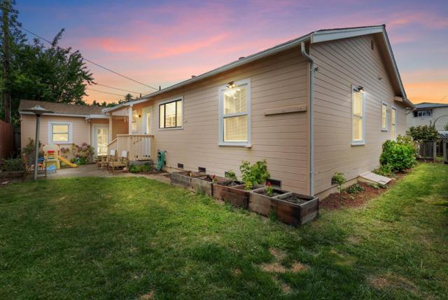 525 Laverne Avenue, Aptos CA: https://media.crmls.org/mediaz/fb55bb60-b368-45b0-9963-7b4d3d137ebe.jpg