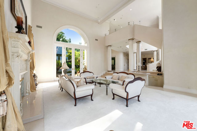 3303 Clerendon Road, Beverly Hills CA: https://media.crmls.org/mediaz/fb55f5ab-0871-4bf4-8829-86ccbef348cf.jpg