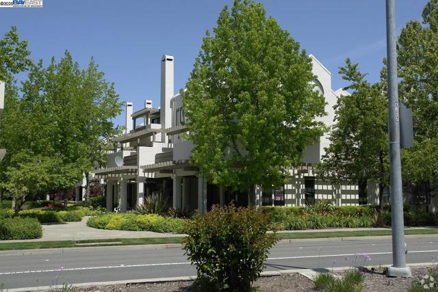 91 Gregory Ln #8, Pleasant Hill CA: https://media.crmls.org/mediaz/fb562bfc-85bd-4166-a7e9-21a70800e2b3.jpg