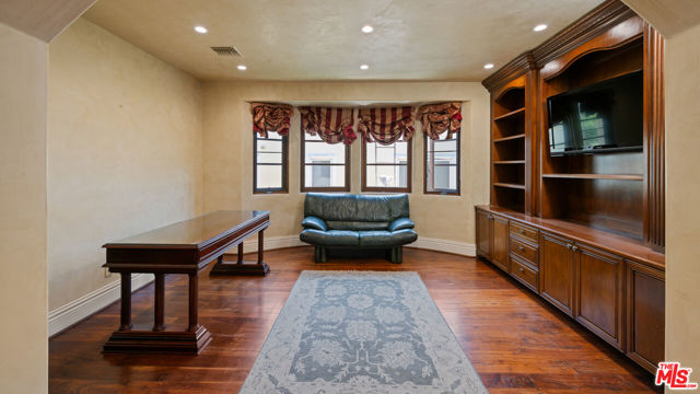 265 N Kenter Avenue, Los Angeles CA: https://media.crmls.org/mediaz/fb56a9c7-f57c-4704-87c2-bcbf7254c8c8.jpg