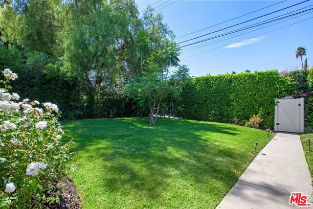 4922 Hayvenhurst Avenue, Encino CA: https://media.crmls.org/mediaz/fb56d315-a2e4-4a7f-9ec6-9bb7f32510a0.jpg