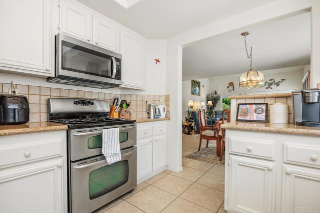 5015 Alicante Way, Oceanside CA: https://media.crmls.org/mediaz/fb570b58-da14-40c5-a3b9-ffdde6785ae7.jpg