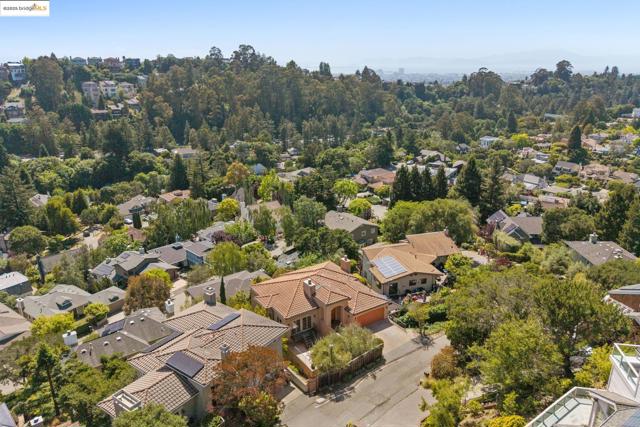 911 Aquarius Way, Oakland CA: https://media.crmls.org/mediaz/fb57b110-3b04-4091-b043-1bfd9c35cef3.jpg
