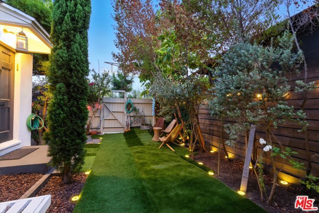 521 Venice Way, Venice CA: https://media.crmls.org/mediaz/fb57d447-6852-4516-a335-718a1feea231.jpg
