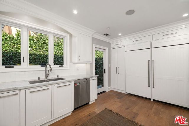 514 N Walden Drive, Beverly Hills CA: https://media.crmls.org/mediaz/fb585014-1bbf-4b0f-9384-ac8f0341cbbb.jpg