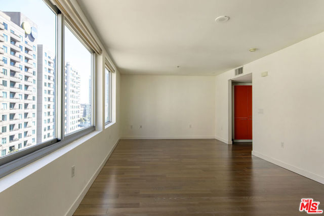 901 S Flower Street, Los Angeles CA: https://media.crmls.org/mediaz/fb58c63b-6e0c-460a-ad5e-7009e66cd1ff.jpg
