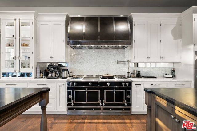3396 Stone Ridge Lane, Los Angeles CA: https://media.crmls.org/mediaz/fb58cb5b-273a-464e-9920-d60db02a08ae.jpg
