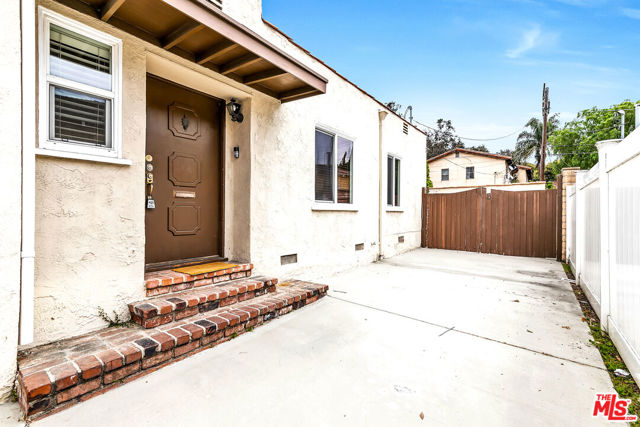 2524 Federal Avenue, Los Angeles, California 90064, 3 Bedrooms Bedrooms, ,2 BathroomsBathrooms,Single Family Residence,For Sale,Federal,24394179