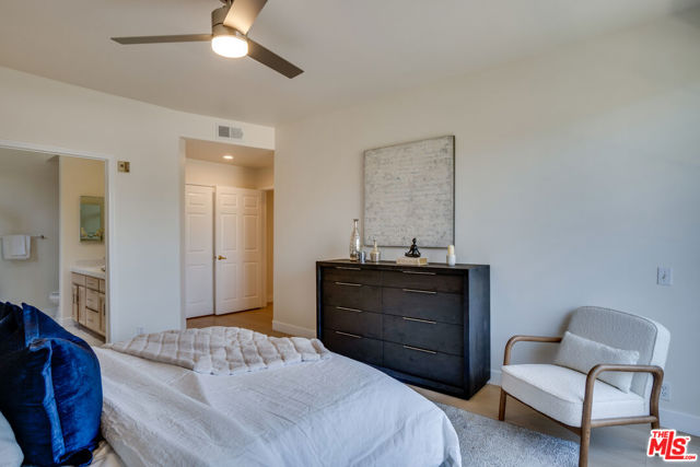 10824 Bloomfield Street, Toluca Lake CA: https://media.crmls.org/mediaz/fb5a39aa-c211-4e1d-9814-ad8935ead6cf.jpg