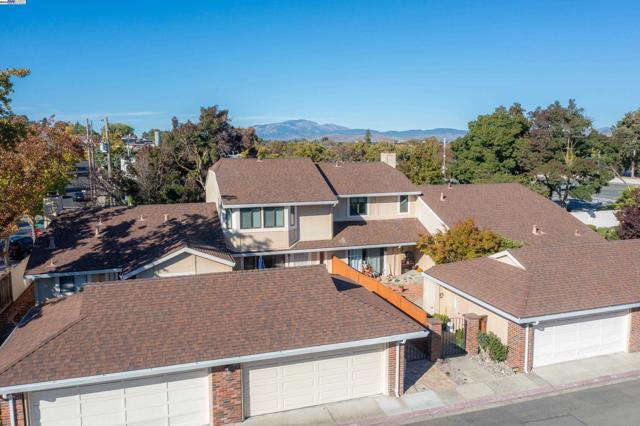 7602 Arbor Creek Cir, Dublin CA: https://media.crmls.org/mediaz/fb5b9c2e-54e4-4515-adb4-229d9c250463.jpg