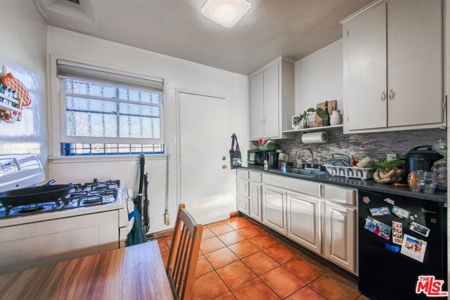 2646 La Cienega Avenue, Los Angeles CA: https://media.crmls.org/mediaz/fb5c1285-ae7c-4242-a4c1-bbe6bb002017.jpg