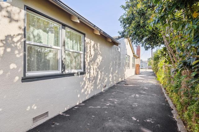37107 Holly St, Fremont CA: https://media.crmls.org/mediaz/fb5c546f-e2a4-41bd-bf1d-c599b745c454.jpg