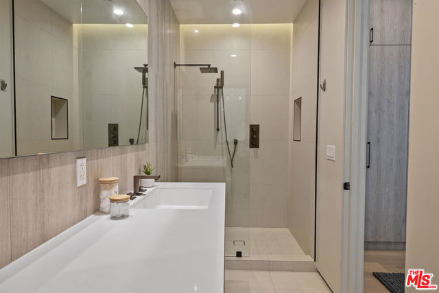 428 N La Jolla Avenue, Los Angeles CA: https://media.crmls.org/mediaz/fb5c6869-639c-4766-ba85-1edee4c4d670.jpg