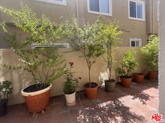 2223 Montrose Avenue, Montrose CA: https://media.crmls.org/mediaz/fb5d7660-9798-43bb-a671-87f980af6c99.jpg