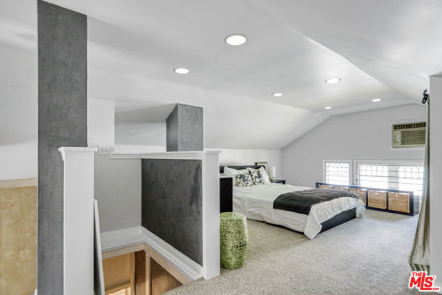 991 Palm Terrace, Pasadena CA: https://media.crmls.org/mediaz/fb5d8242-37ca-4965-aaf5-162fa633fa4b.jpg