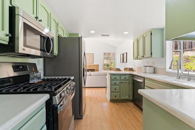 10598 Rancho Carmel Dr, San Diego CA: https://media.crmls.org/mediaz/fb5dafca-6c36-4f66-96db-703983d0756a.jpg
