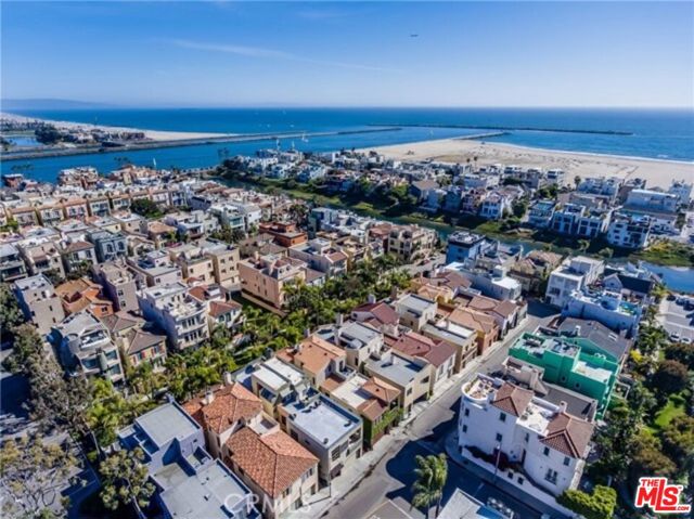 4250 Via Dolce, Marina del Rey CA: https://media.crmls.org/mediaz/fb5de320-1e9c-4cfd-ae62-4da7c6726c6d.jpg
