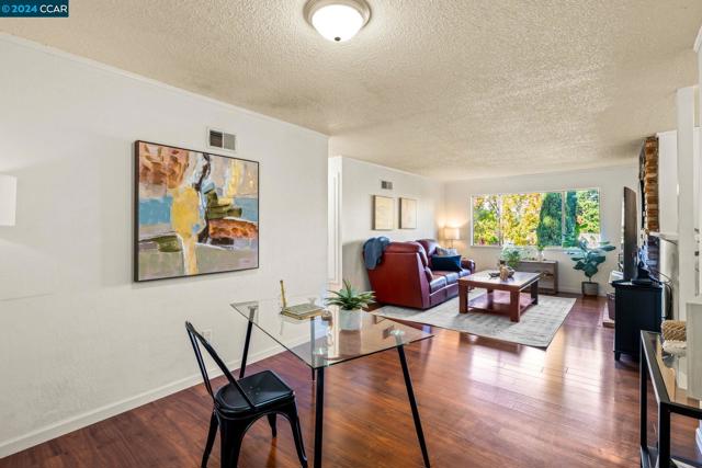 Image 5 of 40 For 11 Greyfell Pl
