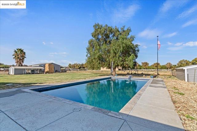 3164 Bixler Rd, Brentwood CA: https://media.crmls.org/mediaz/fb5e6b47-a9b4-4bc8-b683-2daeb63afe06.jpg