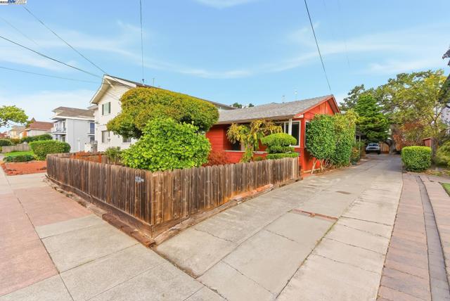 2133 Clinton Ave, Alameda CA: https://media.crmls.org/mediaz/fb5f9ff7-4279-46ab-b394-87189a1b7981.jpg
