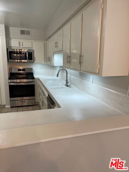 603 Racquet Club Lane, Thousand Oaks CA: https://media.crmls.org/mediaz/fb63110b-8dc7-4767-83ce-7dc22c3ef69a.jpg