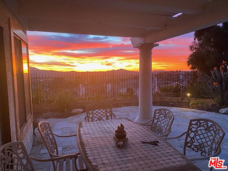 https://media.crmls.org/mediaz/fb632b43-3329-480d-80de-5c7fbb5e472d.jpg?preset=X-Large