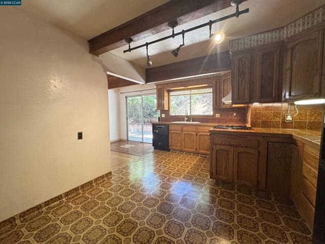 919 Janet Ln, Lafayette CA: https://media.crmls.org/mediaz/fb65408d-4d84-4d85-8b93-bd4c4571f32d.jpg