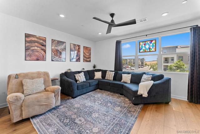792 Vada St, Chula Vista CA: https://media.crmls.org/mediaz/fb65d523-ed61-4511-8abf-9398564e45e0.jpg