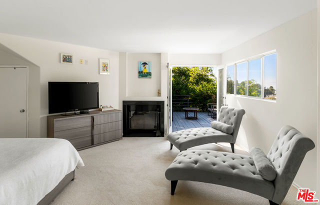 7265 Caverna Drive, Los Angeles CA: https://media.crmls.org/mediaz/fb66446e-8096-46f2-a7bf-d0d8ad477a1b.jpg