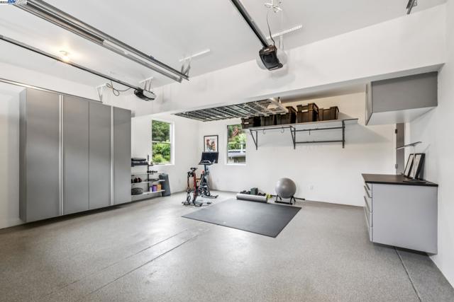 2005 TUNNEL RD, Oakland CA: https://media.crmls.org/mediaz/fb66f564-28aa-4abd-a03c-2e391df252f0.jpg