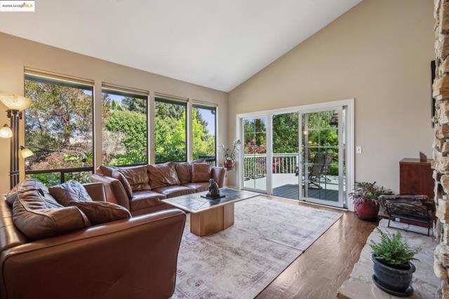 1037 Silverhill Dr, Lafayette CA: https://media.crmls.org/mediaz/fb673932-7cc2-4fb9-9ace-17ad41a128c9.jpg