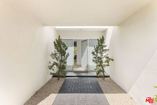 11115 Dona Pegita Drive, Studio City CA: https://media.crmls.org/mediaz/fb677ae2-54a4-4786-9853-a7328dcff3ae.jpg