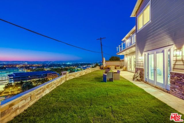 6537 Hedding Street, Los Angeles CA: https://media.crmls.org/mediaz/fb678393-85dc-4063-ad9c-0dd1865ca1d8.jpg