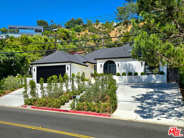 2288 Coldwater Canyon Drive, Beverly Hills CA: https://media.crmls.org/mediaz/fb67be15-c43e-430e-80b7-7e3b68735945.jpg