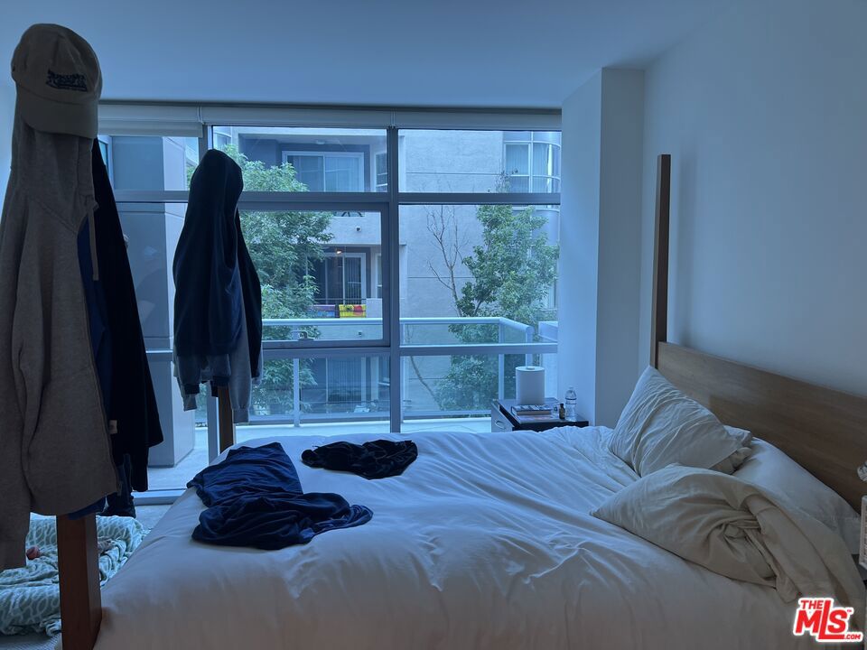 https://media.crmls.org/mediaz/fb6890e1-c1a3-44fd-9d89-8a1205af251d.jpg?preset=X-Large
