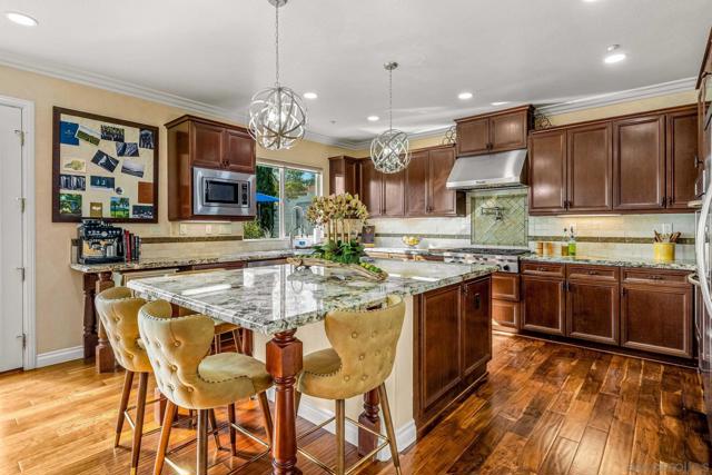 278 Avenida Loretta, Chula Vista CA: https://media.crmls.org/mediaz/fb6945d3-0494-49a2-8acd-2112fda3e70c.jpg