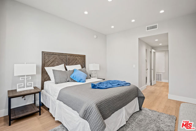 Image 12 of 38 For 1557 Beverly Glen Boulevard 203