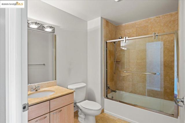 1 Lakeside Dr, Oakland CA: https://media.crmls.org/mediaz/fb6b52d8-fde0-4769-83a7-5249872b769e.jpg