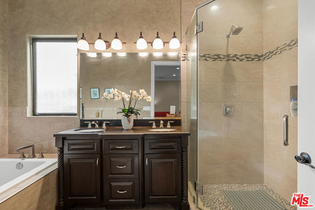 5767 Lasaine Avenue, Encino CA: https://media.crmls.org/mediaz/fb6b641e-a570-430c-9572-c0c9325ce12b.jpg