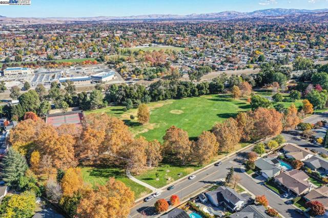 7864 Fairoaks Dr, Pleasanton CA: https://media.crmls.org/mediaz/fb6b8608-421b-45cb-9cf1-45186d7e741e.jpg