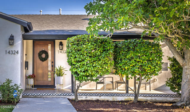 14322 W Collins Street, Sherman Oaks CA: https://media.crmls.org/mediaz/fb6b9a1d-5eff-49f7-85b2-7507a532c8e8.jpg